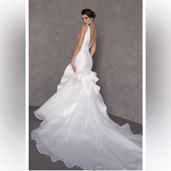 NWOT Valentini Spose Timeless E0701 Wedding Dress - Picture 2 of 6